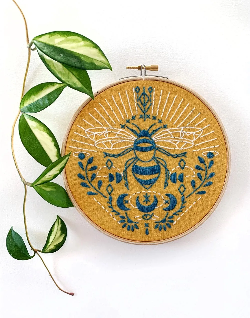 Bee Embroidery Kit, Rikrack